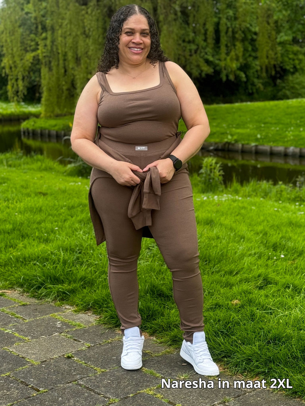 Bruine off-shoulder loungewear set voor plussize dames comfortabel en stijlvol