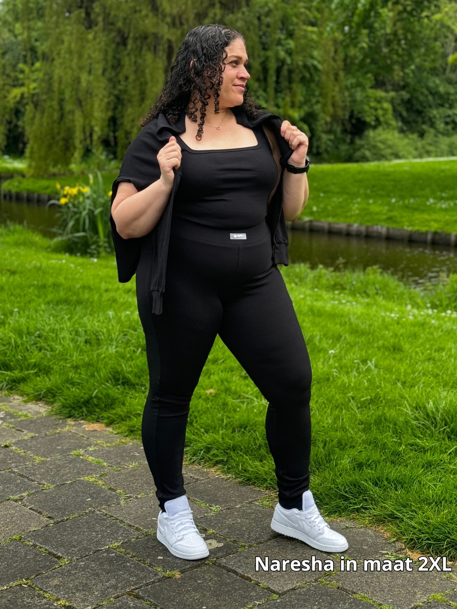 Comfortabel zwart huispak voor plussize dames met off-shoulder top en legging