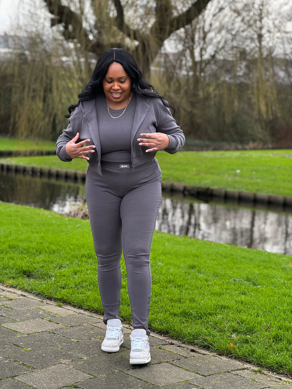 Comfortabele grijze dames set van geribde stof met hoodie en legging