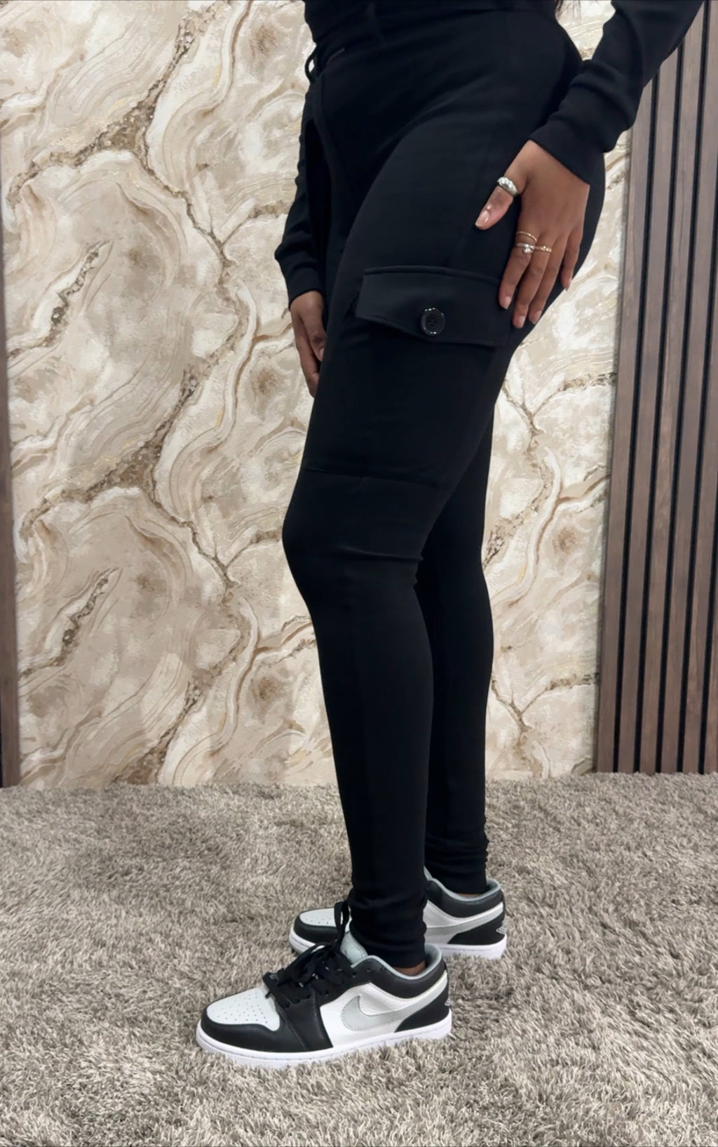 Comfortabele zwarte dames set met cargo legging en top