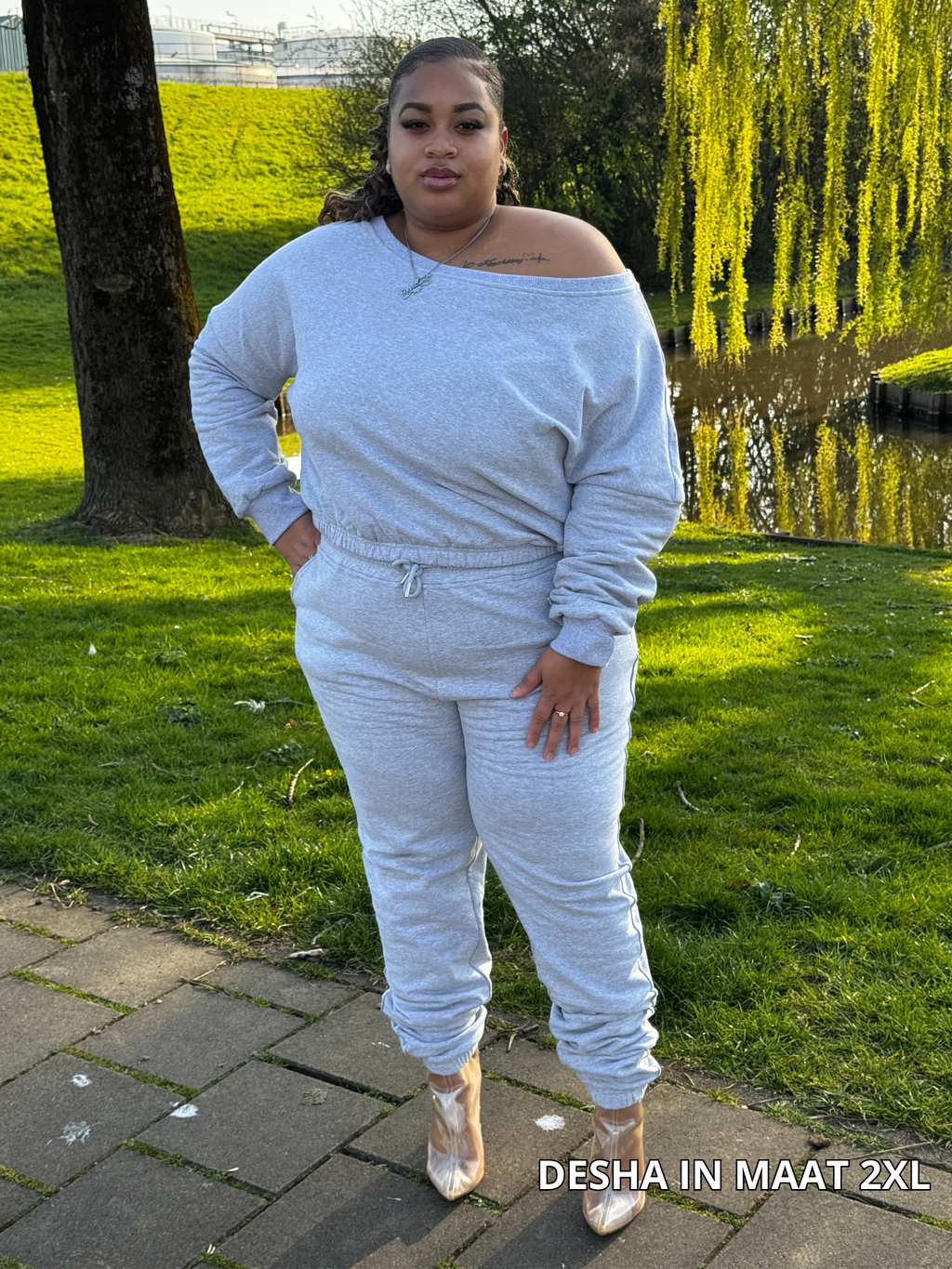 Grijs off-shoulder joggingpak dames casual en stijlvol gedragen plussize