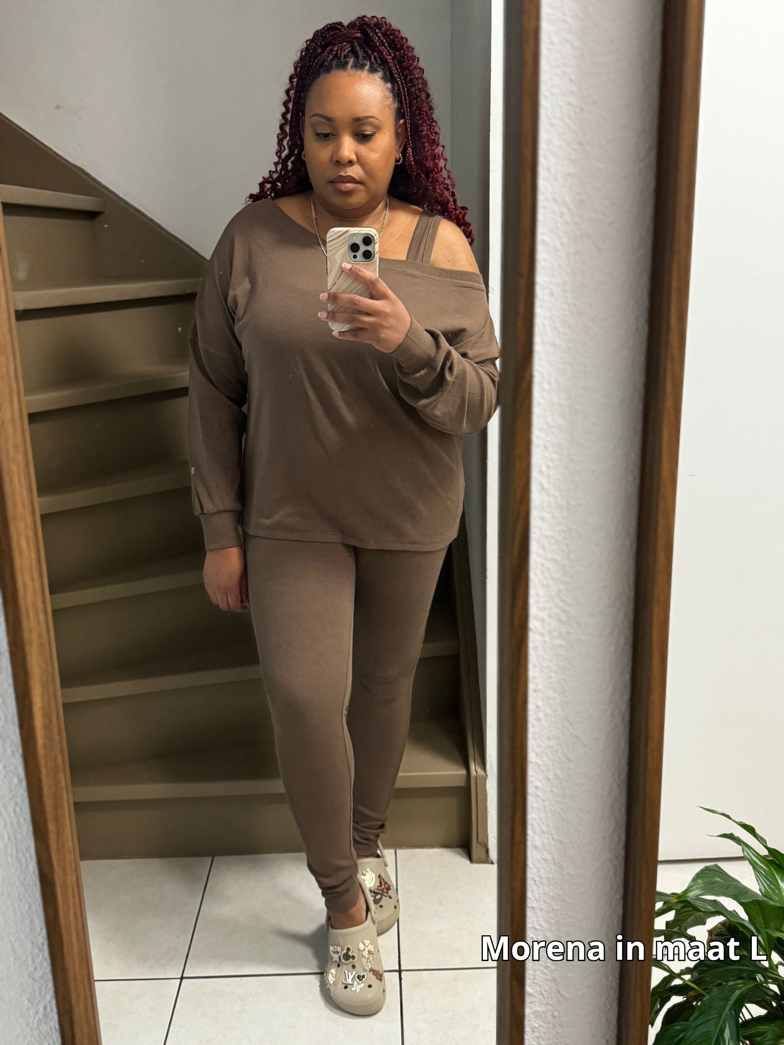 Comfortabel bruin huispak voor dames met off-shoulder sweater