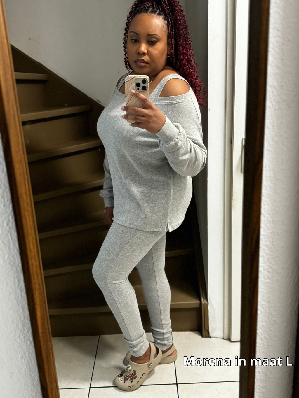 Comfortabel grijs huispak voor dames met off-shoulder sweater