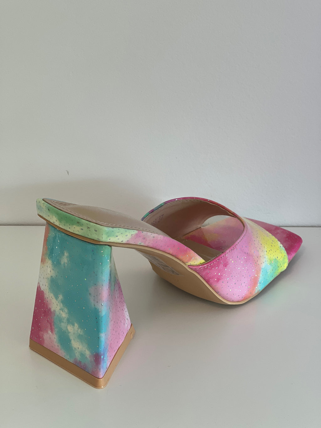 Multicolor tie dye muiltjes voor dames gecombineerd met outfit