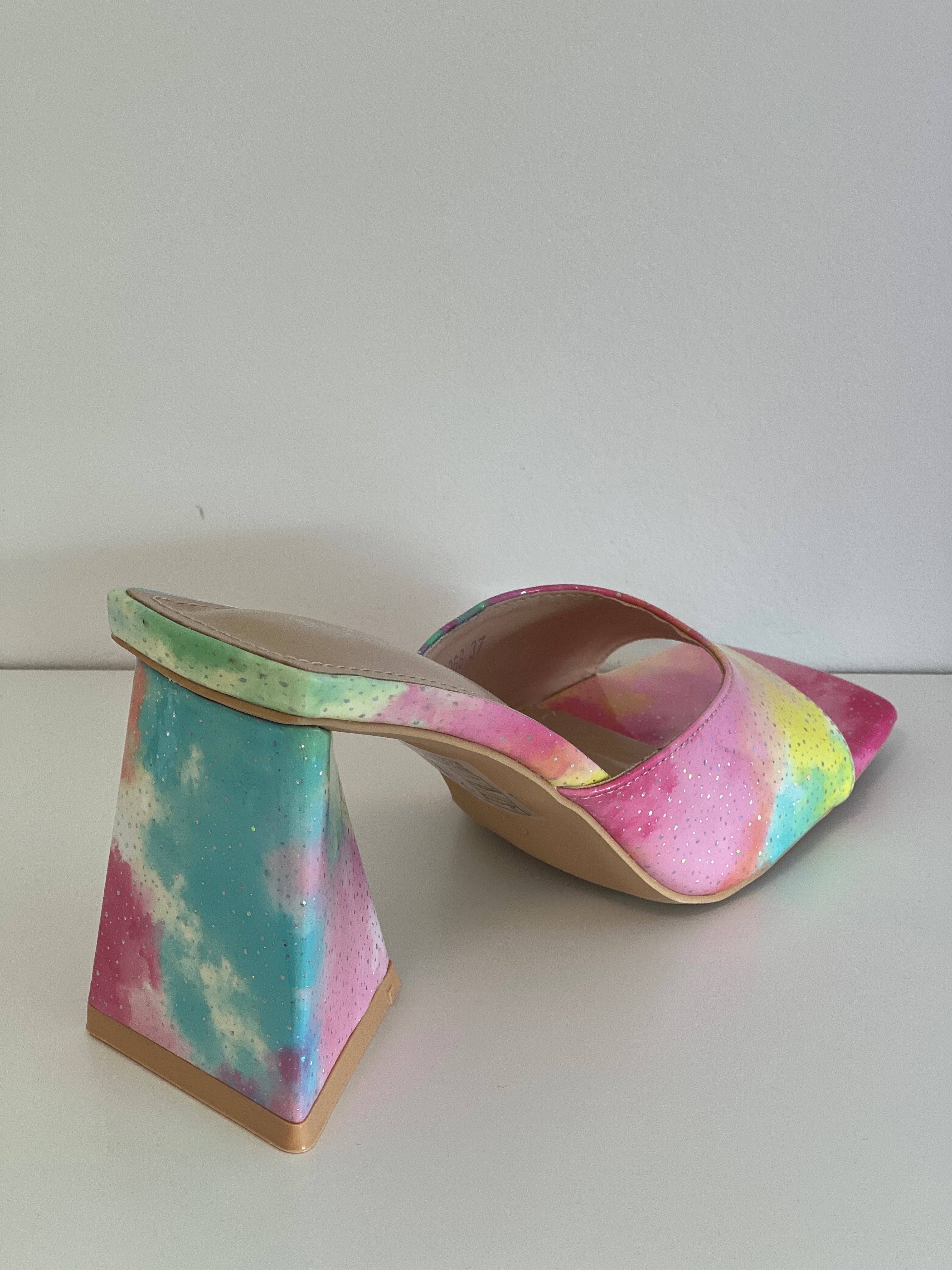 Multicolor tie dye muiltjes voor dames gecombineerd met outfit