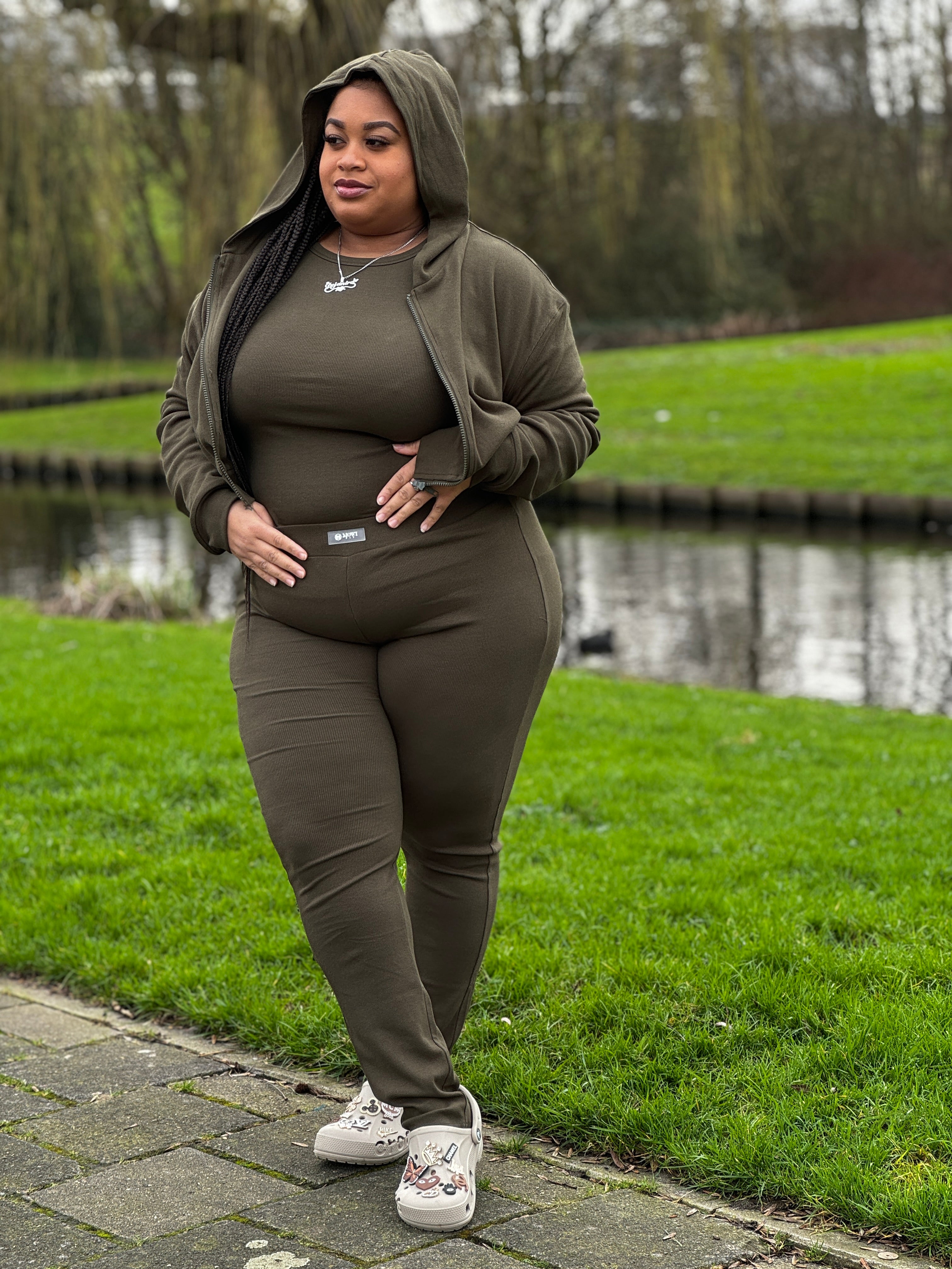 Comfortabele olijf groene dames set van zachte geribde stof plussize