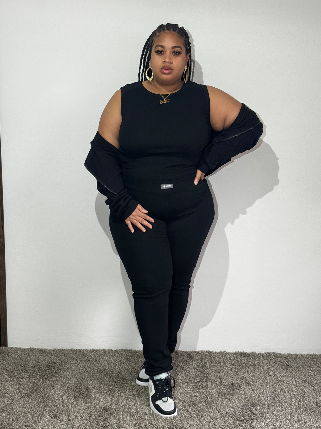 Zwarte loungewear set voor plussize dames met korte hoodie en high-waist legging